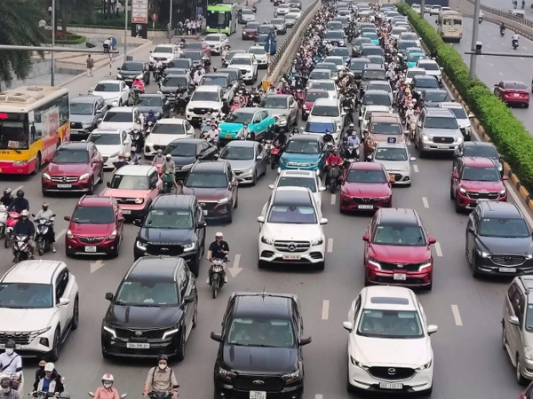 Nhiều đường phố Hà Nội ùn tắc không lối thoát trong sáng thứ Hai sau nghỉ lễ