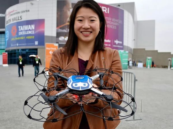 Vì sao những người nhặt drone bị rơi mang về nhà lại không thể sử dụng được?