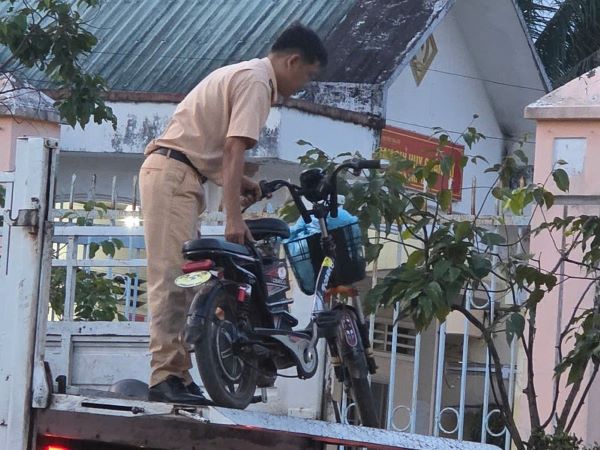 Công an tạm giữ xe đạp điện để điều tra sau khi làm việc với mẹ nữ sinh tử vong ở Vĩnh Long
