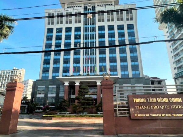 2 phó chủ tịch TP Quy Nhơn và 100 cán bộ xin thôi việc, nghỉ hưu trước tuổi
