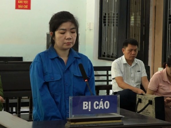Đưa điện thoại cho nhân viên ngân hàng khi giao dịch, nhiều người bị lừa