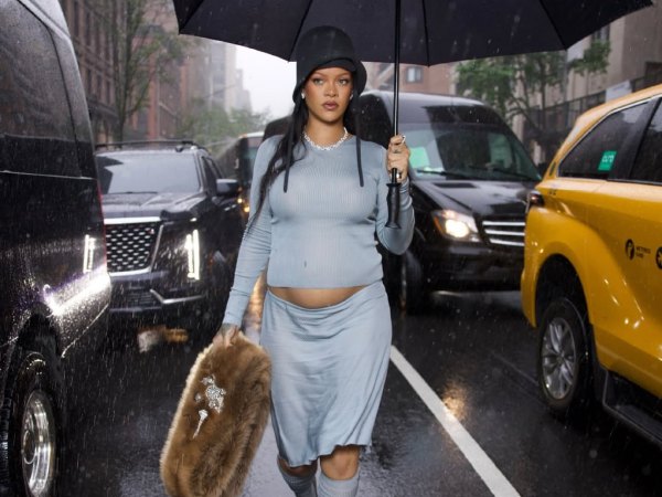 Hot nhất Met Gala: Rihanna công bố bụng bầu con thứ 3 giữa đường bước tới 'Oscar thời trang'!