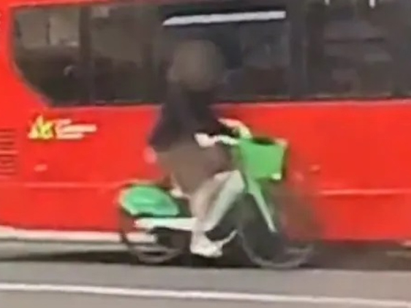 Kinh hoàng người đi xe đạp đâm vào xe buýt, bị hất văng khỏi tay lái
