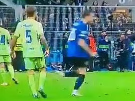 Hậu vệ Barcelona bị nghi nhổ nước bọt vào cầu thủ Inter Milan