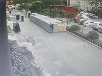 Nam công nhân thoát chết trong gang tấc khi cần cẩu suýt rơi trúng người
