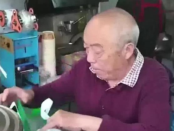 Bán bánh 26 năm, người đàn ông mua được 4 căn nhà, nuôi sống đại gia đình