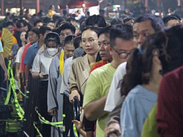 Thức đêm, ngủ lại ngay khuôn viên chùa để được chiêm bái xá lợi Đức Phật