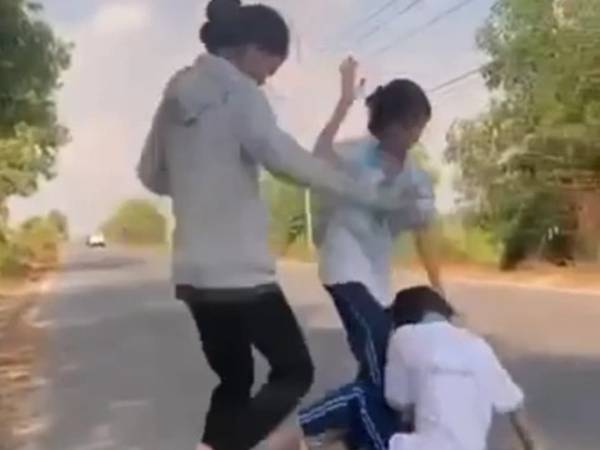 Phẫn nộ clip 1 nữ sinh bị nhóm nữ sinh đánh đập dã man, không thể phản kháng, nhà trường nói gì?