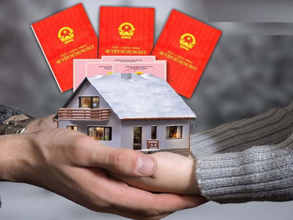 Năm 2025, cha mẹ muốn sang tên sổ đỏ cho con nhất định phải biết những quy định này: Cần làm gì, mất phí bao nhiêu?