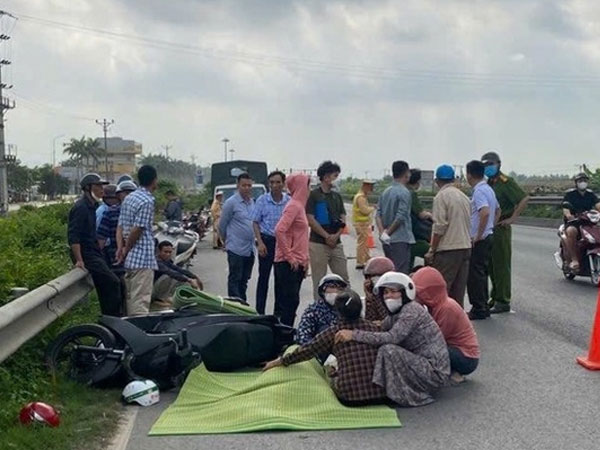 Xe đầu kéo đi vào làn xe máy, tông 2 cha con thương vong