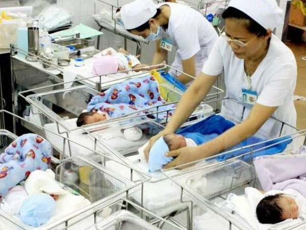 Không còn là tin đồn, TPHCM lập danh sách 'thưởng' tiền cho người sinh 2 con trước 35 tuổi, Hà Nội thì sao?