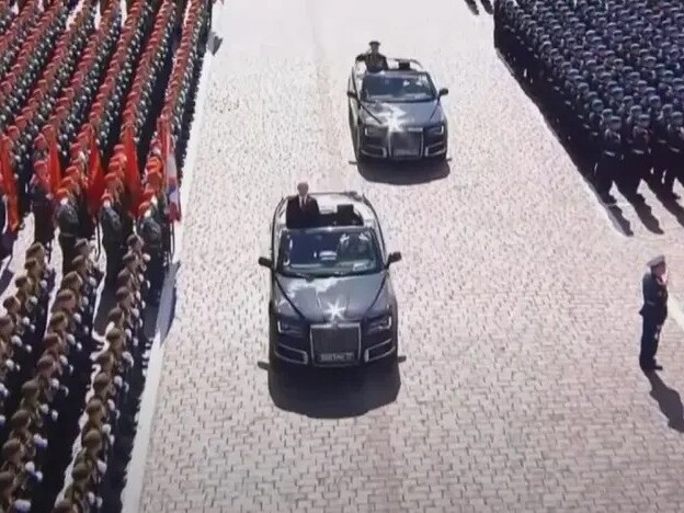 Aurus Senat mui trần xuất hiện tại lễ duyệt binh ở Nga
