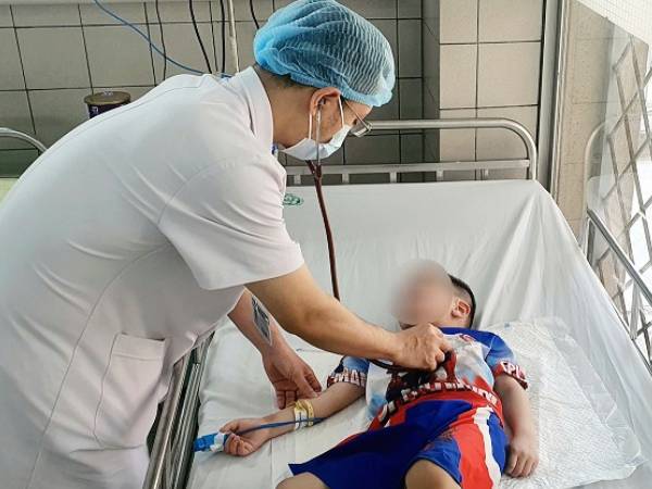 Cứu sống bé trai 5 tuổi tự 'thắt cổ' vì nghịch dây