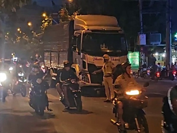 TP HCM: Tai nạn thảm khốc ở quận 12, một phụ nữ tử vong dưới bánh xe tải