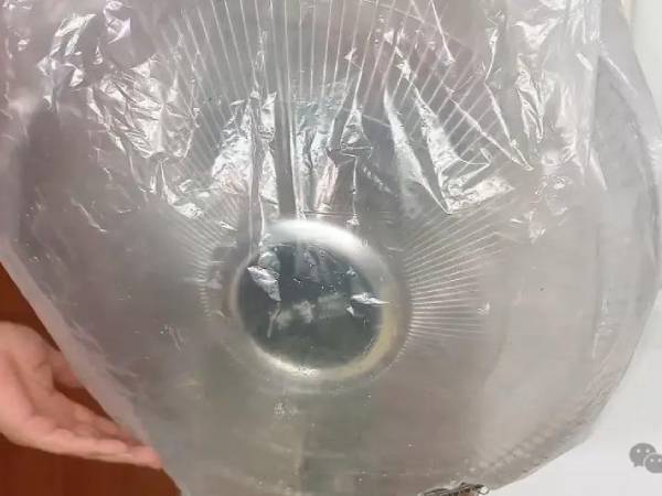 Mẹo vệ sinh quạt điện sạch bóng chỉ trong 5 phút, không cần tháo lồng