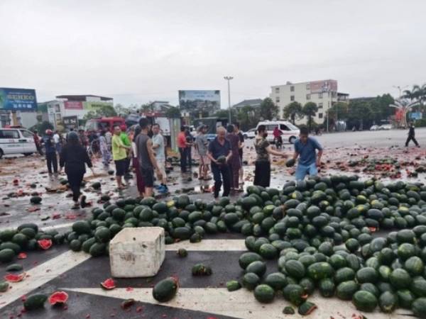 Cả nước xúc động vì cảnh tượng chưa từng có: Người dân TP Vinh xếp hàng chuyền dưa hấu, gom tiền giúp bác tài bị tai nạn