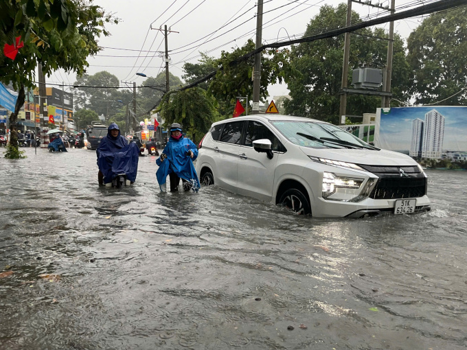 TP HCM hứng trận mưa lớn nhất 8 năm qua, nhiều tuyến đường chìm trong nước