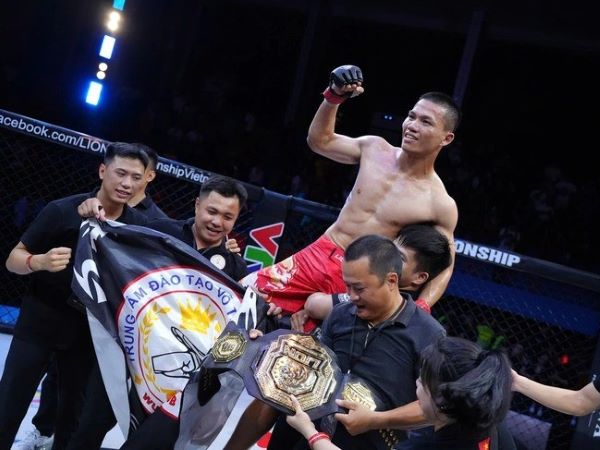 'Thần sấm' đến từ châu Âu phải vào viện chỉ sau 2 hiệp đấu với 'Vua Wushu' Việt Nam