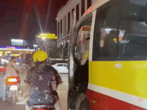 Nóng: Tài xế xe buýt liên tục đẩy cửa đập vào cặp vợ chồng đi xe máy, chở theo con nhỏ