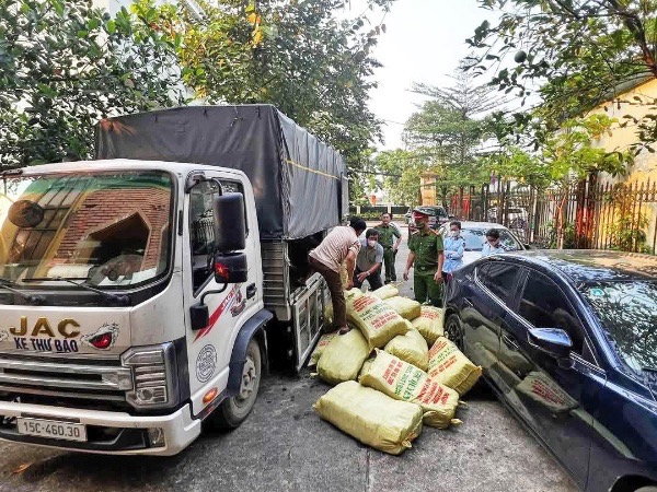 Gần 1,5 tấn xúc xích lậu chuẩn bị tuồn vào Hà Nội, chủ hàng thừa nhận thu mua trôi nổi
