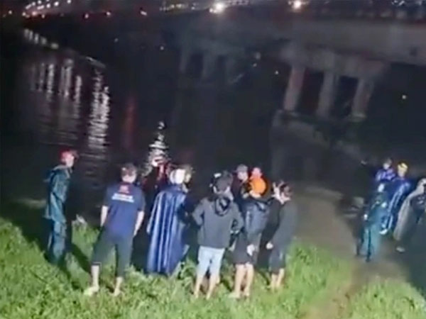 Bỏ con gái lớn trên cầu, người mẹ trẻ ôm con 8 tháng tuổi làm điều dại dột