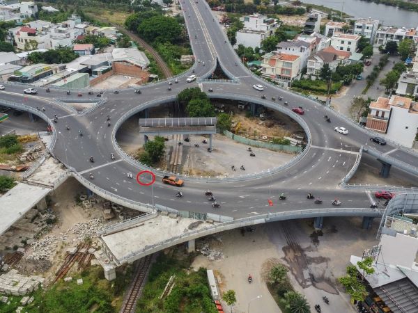 Yêu cầu làm rõ việc mặt đường nút giao ngàn tỉ do tập đoàn Phúc Sơn thi công chưa xong đã sụt lún