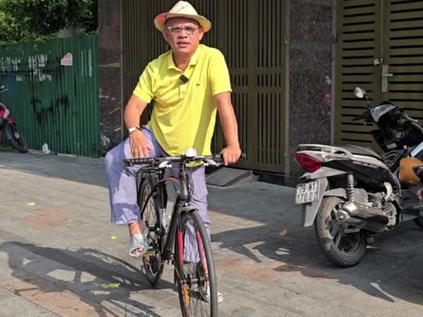 Ông trùm truyền thông Color Man đạp xe đi làm thuê, hé lộ bất ngờ về công việc mới