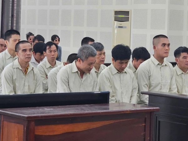 Tuyên án 13 bị cáo trong đường dây sản xuất, buôn bán 1,6 triệu cuốn sách giả