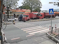 Hai xe tải đâm nhau giữa ngã tư khiến người đi đường suýt bị vạ lây