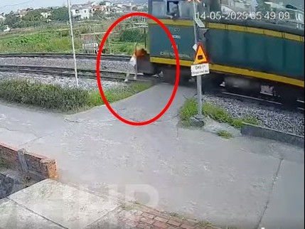 Xôn xao clip người phụ nữ ‘lơ đễnh’ băng qua đường tàu, bị đâm trực diện ở Quảng Ninh