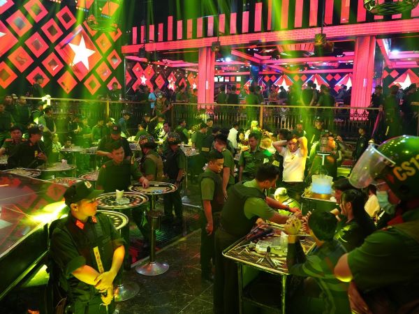 'Đột kích' Paris Night Club: Đại tá công an trực tiếp chỉ huy, gần 300 cảnh sát vạch trần 'thiên đường bay lắc' giữa lòng Phan Thiết