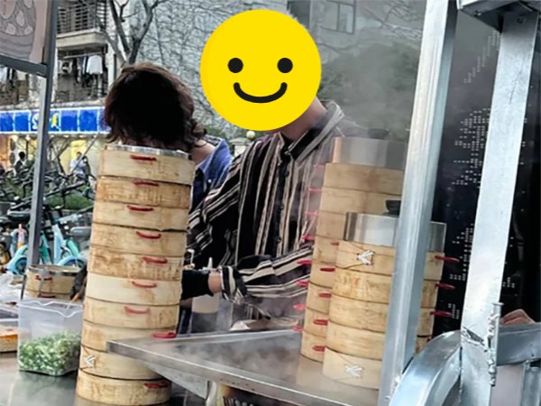 Nam ca sĩ xác nhận việc từ bỏ showbiz, chuyển sang bán bánh bao vỉa hè