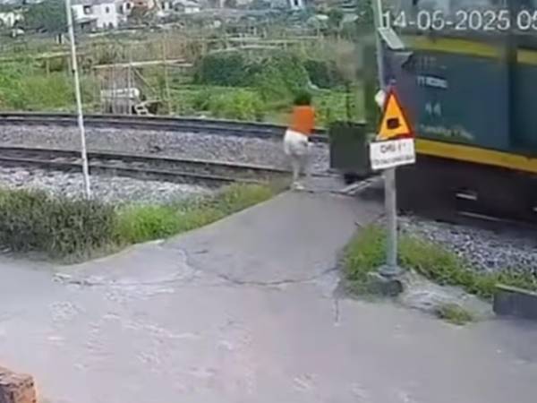 Thông tin gây sốc vụ bị tàu hỏa húc văng khi đi bộ qua đường sắt, hé lộ tình hình của người phụ nữ