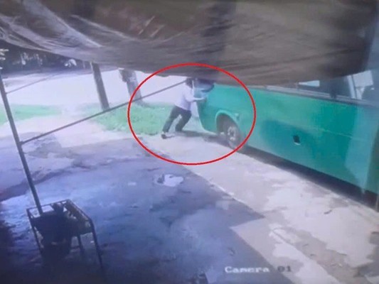 Clip 26 giây ghi lại cảnh phụ xe xả thân ngăn xe bus trôi tự do và tử vong thương tâm