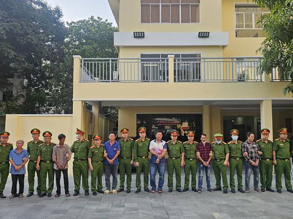 Triệt phá đường dây buôn lậu xăng dầu ‘khủng’, khởi tố 53 bị can, trong đó có nhiều cán bộ hải quan