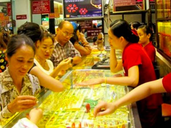 Người dân ‘ba chân bốn cẳng’ lao đến cửa hàng vì giá vàng hạ nhiệt, không mua sợ bỏ lỡ cơ hội làm giàu