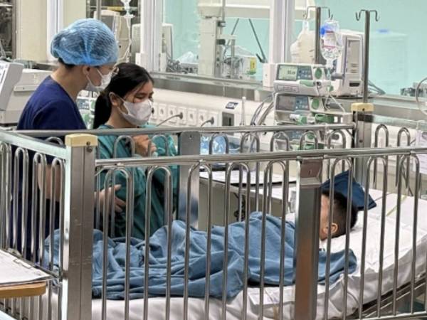 Bé trai trong vụ 'nộp đủ tiền mới cấp cứu' được ra viện