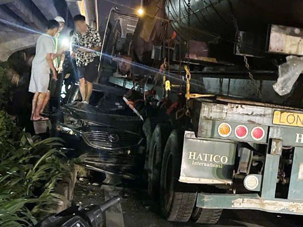 Hà Nội: Ô tô con biến dạng sau va chạm mạnh với xe đầu kéo