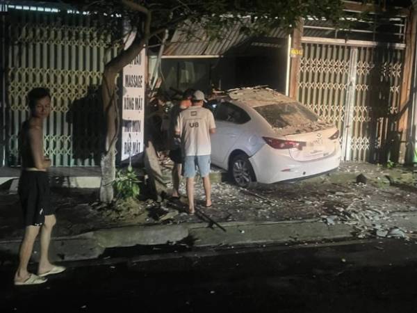 Mức xử phạt tài xế Mazda tông xe Lexus, lao vào nhà dân rồi bỏ trốn có thể phải đối diện?