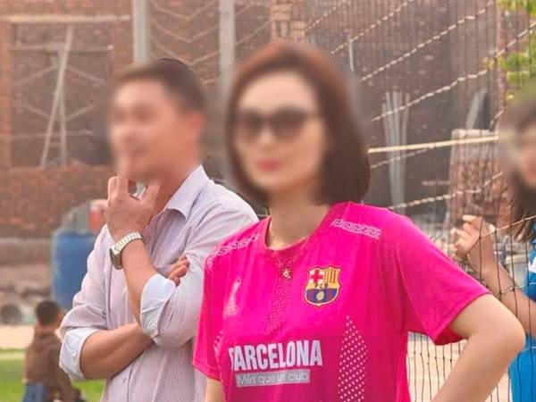 Nóng: Người đàn ông lao vào trường tiểu học rồi điên cuồng đâm dao vào vợ, nguyên nhân ra tay là gì?