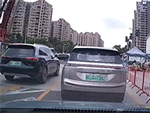 Tài xế 'đứng tim' khi dàn cần cẩu đổ sập ngay trước mũi ôtô