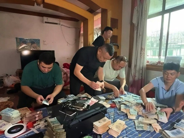Trung Quốc: In tiền giả mang về chợ quê lừa đảo, cặp vợ chồng trả giá
