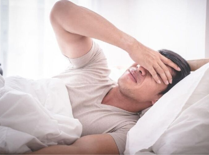 Ngủ trong phòng điều hòa đóng kín có gây mệt mỏi, đau đầu? Chuyên gia chỉ ra 4 điều cần làm
