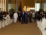 Clip màn múa hất tóc 'tưng bừng' chào mừng Tổng thống Trump tại UAE viral khắp MXH