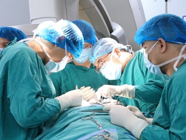 Chạy đua với thời gian, cứu sống bệnh nhi 14 tuổi bị vỡ tim sau tai nạn giao thông