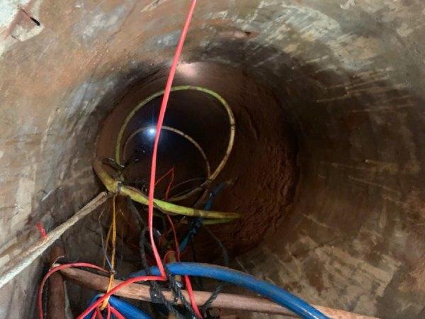 Nghẹt thở giải cứu hai bố con kẹt dưới giếng sâu 35m