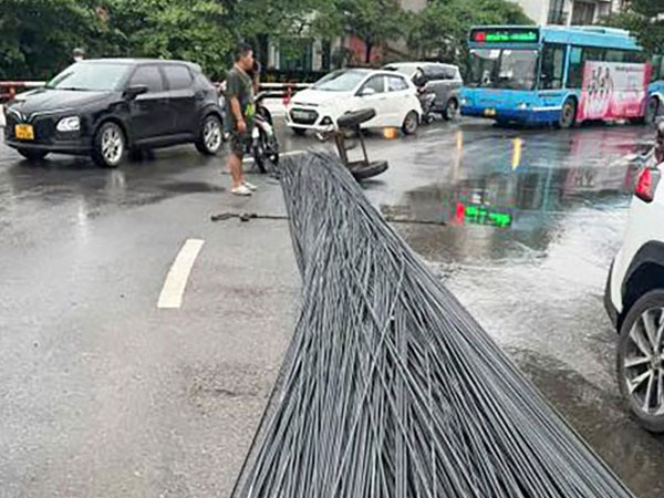 Làm rơi bó sắt dài 12m xuống đường gây ùn ứ cầu Chương Dương, tài xế ô tô bị xử lý