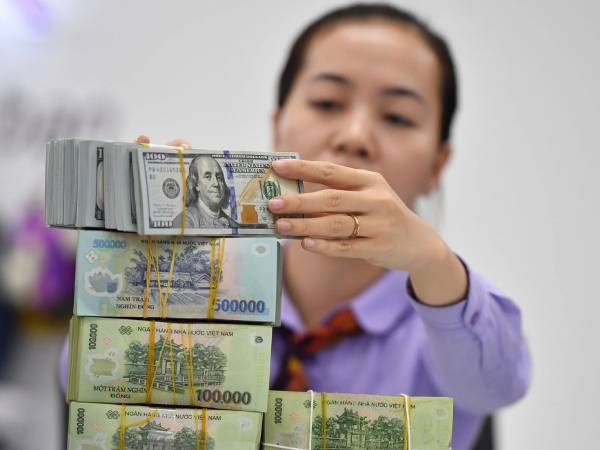 Lãi suất liên ngân hàng giảm nhẹ, tỷ giá USD chịu áp lực trước thuế quan