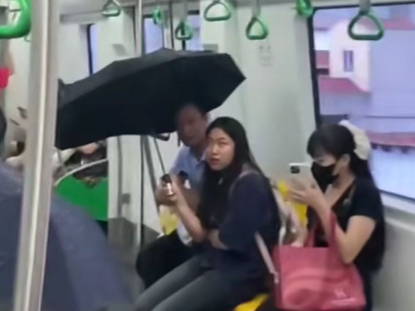 Khách đi tàu metro Cát Linh - Hà Đông phải che ô vì dột nước, lãnh đạo metro Hà Nội nói gì?