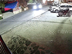 Đấu đầu cực mạnh giữa hai ôtô ngay khúc cua khiến một cửa hàng ven đường chịu 'vạ lây'